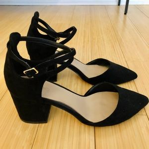Cross-Strap Block Heels with Point Toe in Black